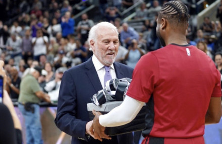 仍然在他自 仍然在他自